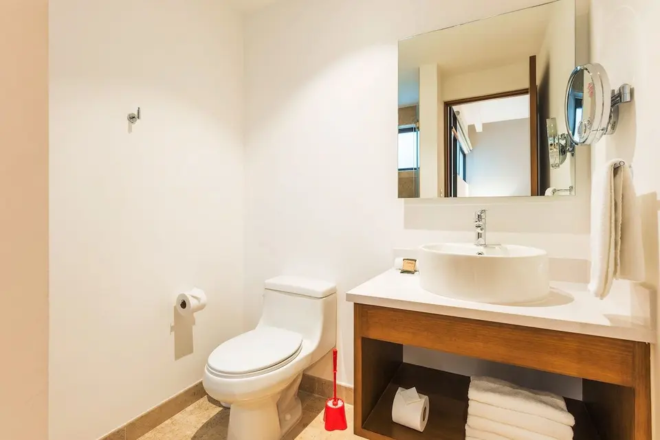 Bathroom equipped with all amenities, spacious and modern