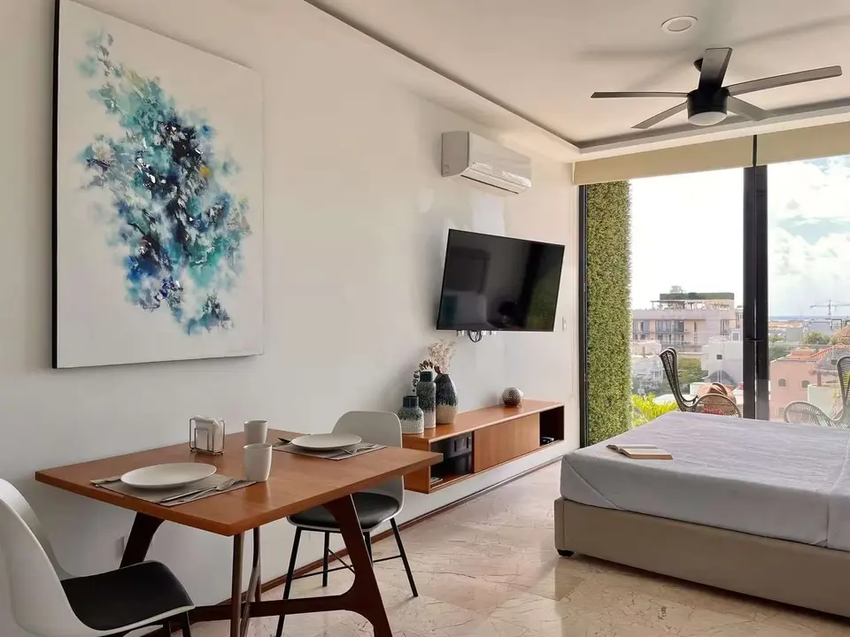 You decide whether to stay and enjoy the space or go out and enjoy 5th Avenue