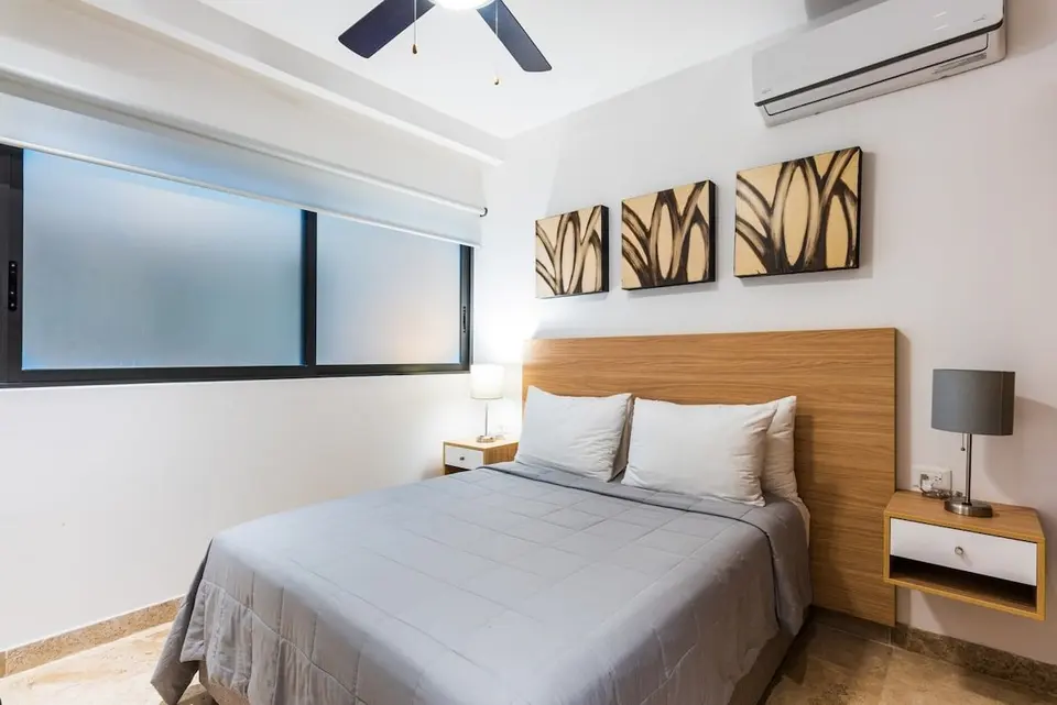 a modernly designed room with everything you need for your comfort (ceiling fan, AC, smart TV, high-speed Wifi and the most comfortable queen bed