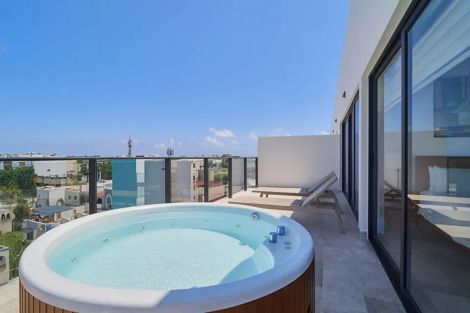 Private jacuzzi; soak up the bubbles. The apartment's jacuzzi offers ideal hot water for relaxing, with a maximum temperature of approximately 30°C.