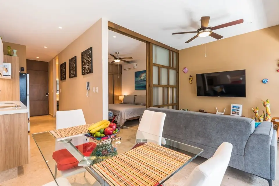 High-definition TV, sofa, kitchen area, ceiling fan, AC, lots of light and plenty of space... a perfect place to relax!
