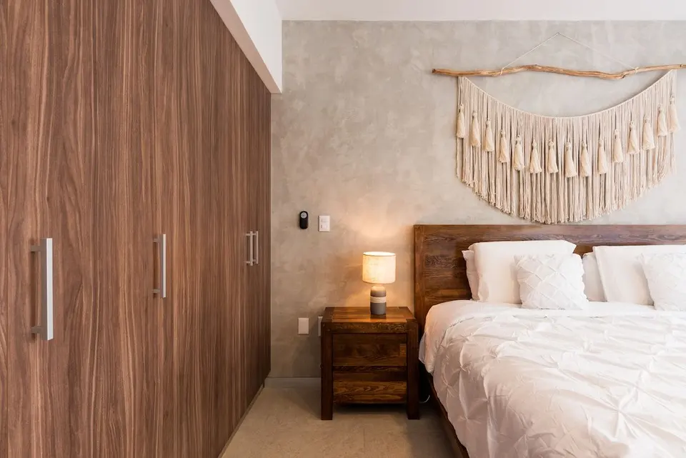 A king-size bed that helps you recharge your energy, and plenty of minimalist and modern design.