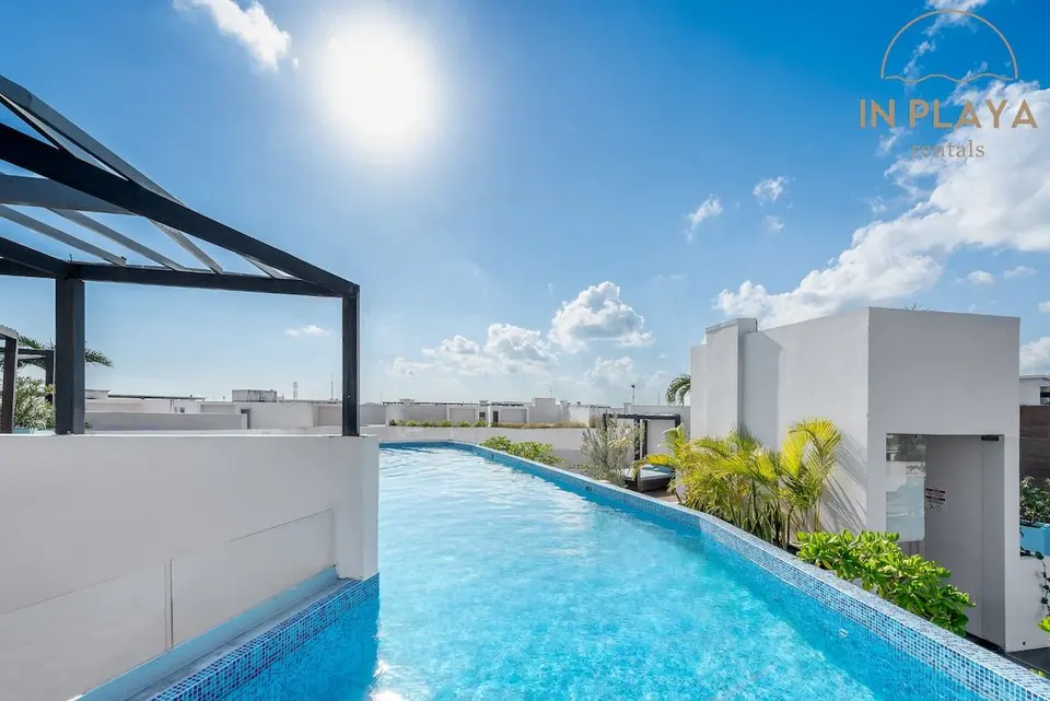 Infinity pool; breathtaking views.