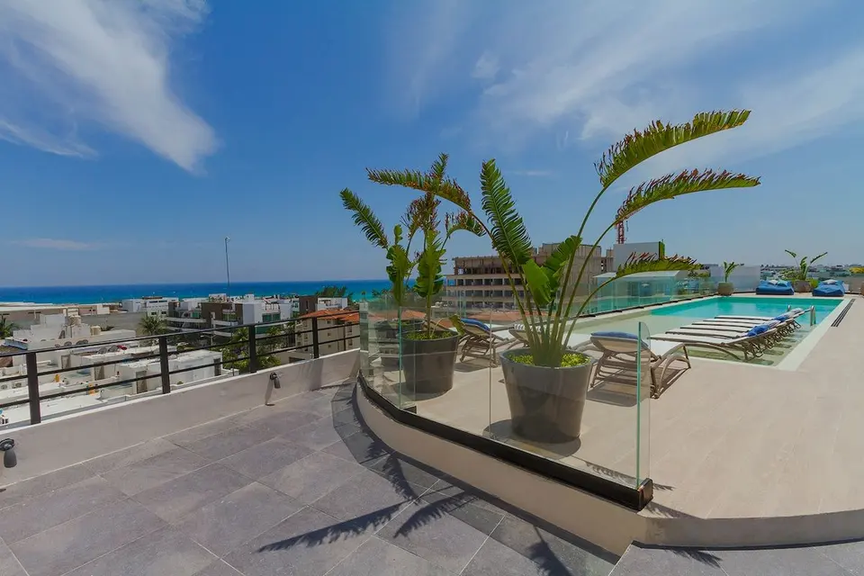 Studio w Rooftop Ocean Views Near Beach