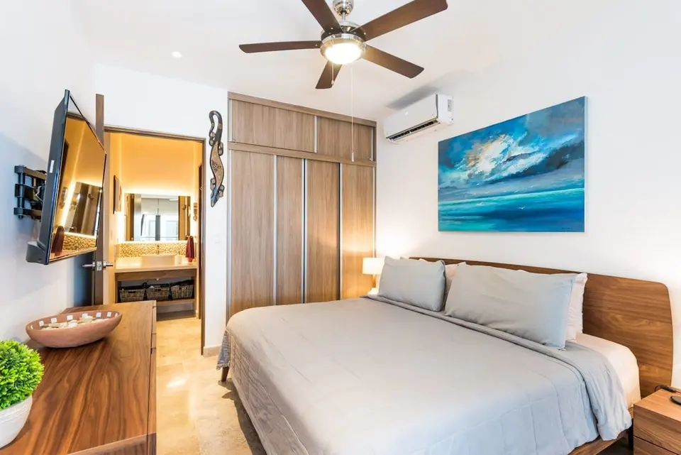 The room has everything you need and a king-size bed that will restore your energy after a day at the beach.