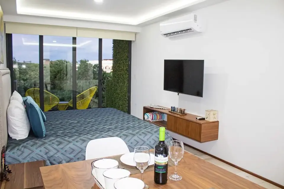 Ceiling fan, AC, smart TV, high-speed wifi and the perfect space distribution will make this studio the best place for you
