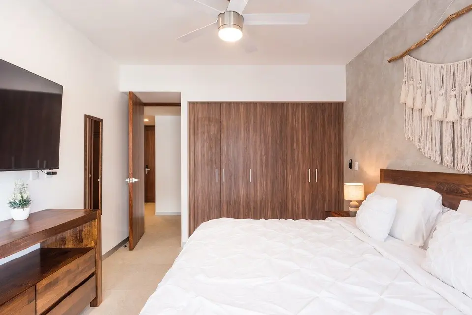 A ceiling fan, AC, high-definition smart TV, closet, and a king-size bed will make you feel right at home.