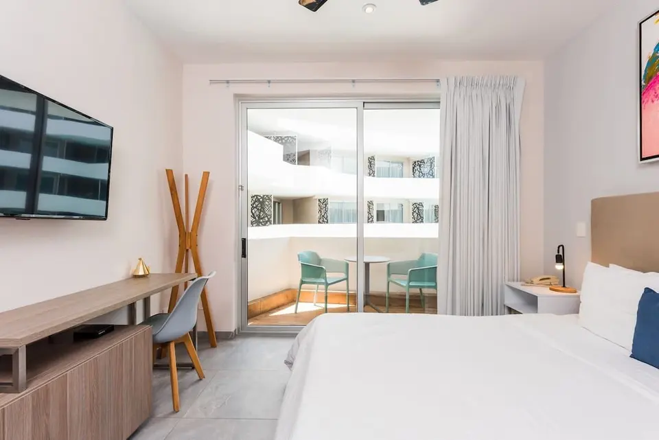 Chic Studio Near Beach & Rooftop Pool Access